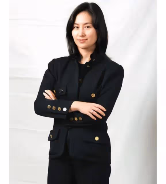 看完何超瓊,才知道什麼是真正的「名媛」!發微卷、打扮簡約高級