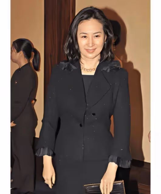 看完何超瓊,才知道什麼是真正的「名媛」!發微卷、打扮簡約高級