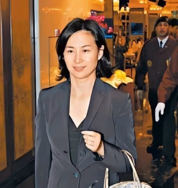 看完何超瓊,才知道什麼是真正的「名媛」!發微卷、打扮簡約高級