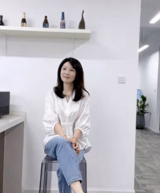 看完何超瓊,才知道什麼是真正的「名媛」!發微卷、打扮簡約高級