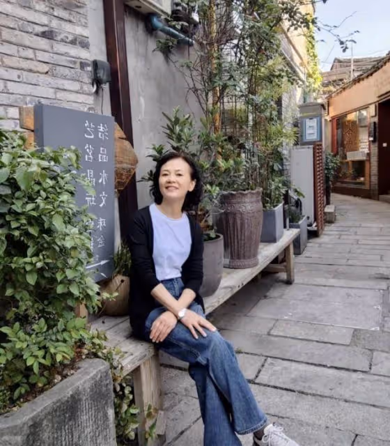 看完何超瓊，才知道什麼是真正的「名媛」！發微卷、打扮簡約高級