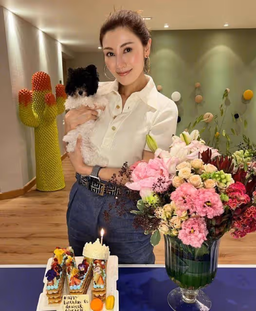 李嘉欣曬52歲生日照,身材狀態好似第二春,皮膚吹彈可破