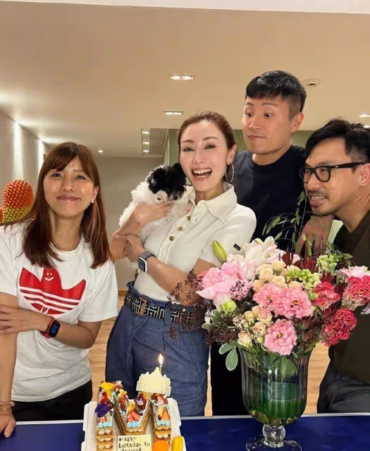 李嘉欣曬52歲生日照,身材狀態好似第二春,皮膚吹彈可破