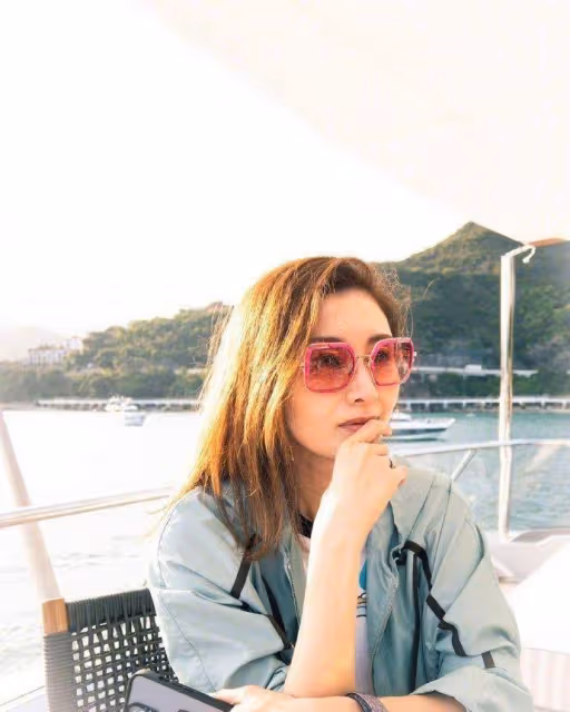 李嘉欣曬52歲生日照，身材狀態好似第二春，皮膚吹彈可破