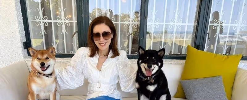 李嘉欣曬52歲生日照，身材狀態好似第二春，皮膚吹彈可破