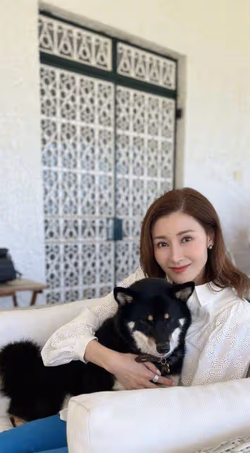 李嘉欣曬52歲生日照，身材狀態好似第二春，皮膚吹彈可破