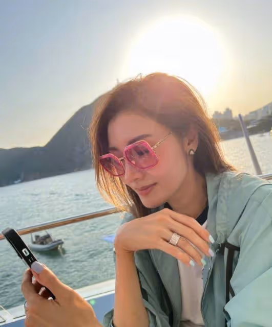 李嘉欣曬52歲生日照，身材狀態好似第二春，皮膚吹彈可破