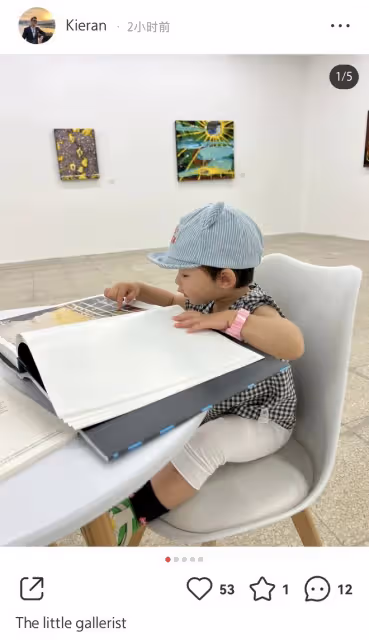 朱珠工作老公帶娃忙,父女倆戴棒球帽看藝術展,坐在板凳上像套娃