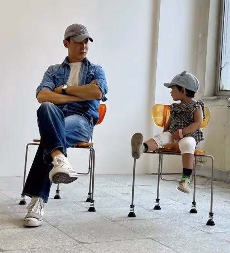 朱珠工作老公帶娃忙,父女倆戴棒球帽看藝術展,坐在板凳上像套娃
