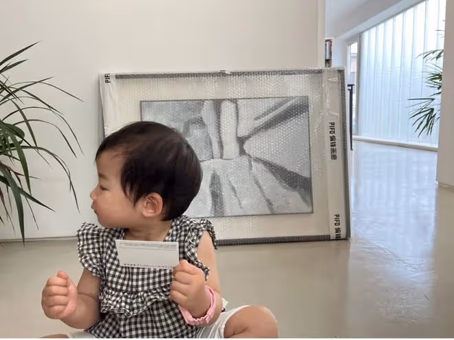 朱珠工作老公帶娃忙,父女倆戴棒球帽看藝術展,坐在板凳上像套娃