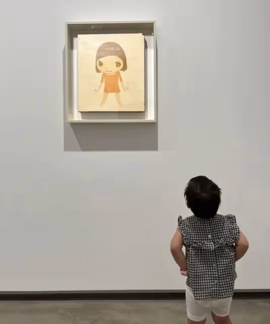 朱珠工作老公帶娃忙,父女倆戴棒球帽看藝術展,坐在板凳上像套娃