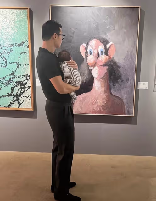 朱珠工作老公帶娃忙,父女倆戴棒球帽看藝術展,坐在板凳上像套娃