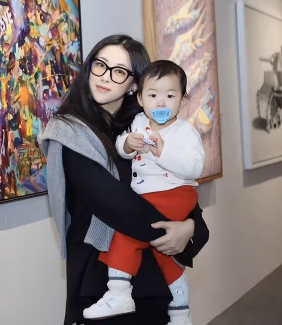 朱珠工作老公帶娃忙,父女倆戴棒球帽看藝術展,坐在板凳上像套娃