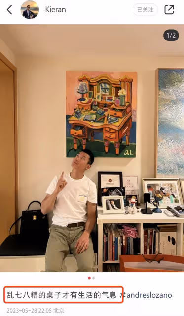 朱珠工作老公帶娃忙,父女倆戴棒球帽看藝術展,坐在板凳上像套娃