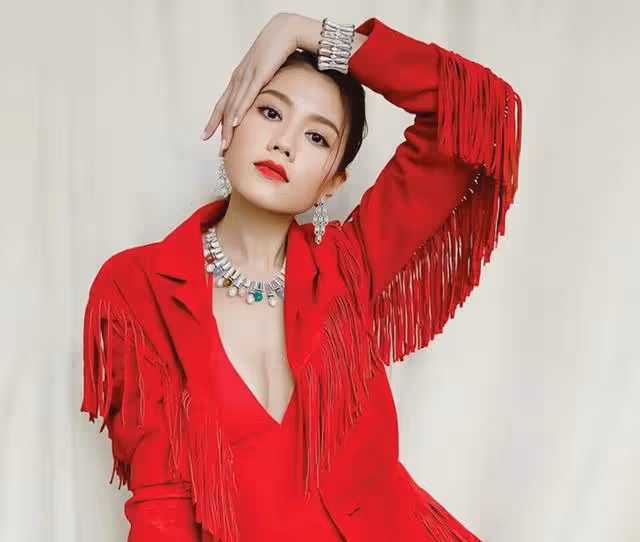 香港知名女星被質疑患病，突然瘦成紙片人，上圍縮水明顯變平板胸
