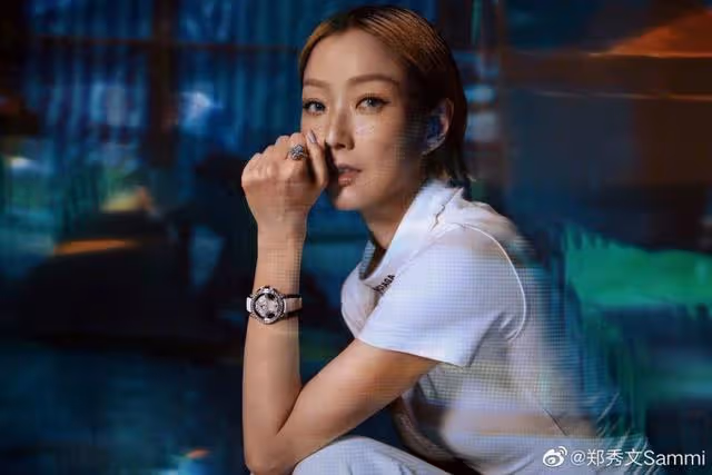 不雅觀！香港天后爬山將水杯塞進腰間褲子，網民對其舉動掀熱議