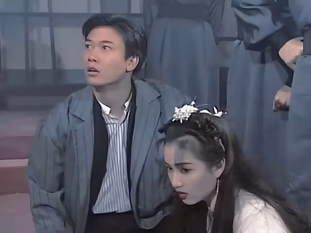 不雅觀!香港天后爬山將水杯塞進腰間褲子,網民對其舉動掀熱議