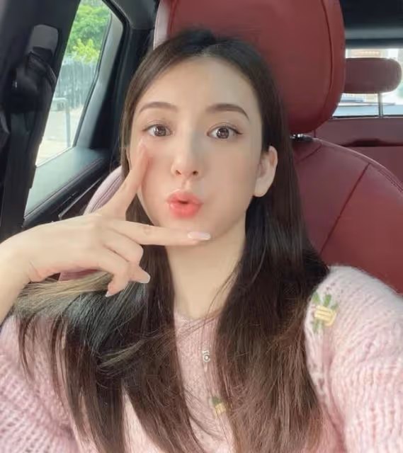 方媛曬馬場自拍圖,坐百萬豪車拍照,將美的瞬間留給女兒和郭富城