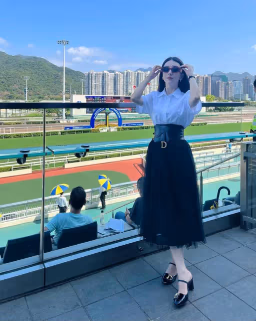 方媛曬馬場自拍圖,坐百萬豪車拍照,將美的瞬間留給女兒和郭富城