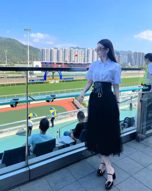 方媛曬馬場自拍圖,坐百萬豪車拍照,將美的瞬間留給女兒和郭富城
