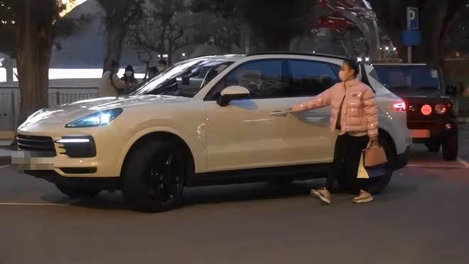 方媛曬馬場自拍圖,坐百萬豪車拍照,將美的瞬間留給女兒和郭富城