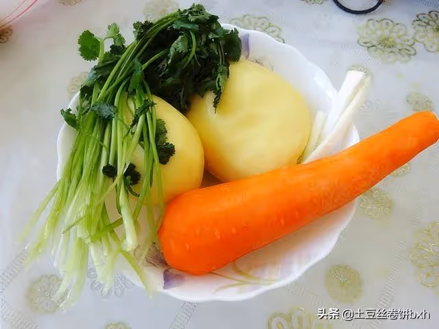 晚餐沒食慾,隨手就做了它,沒想到自己就吃了一大盤,太香了!