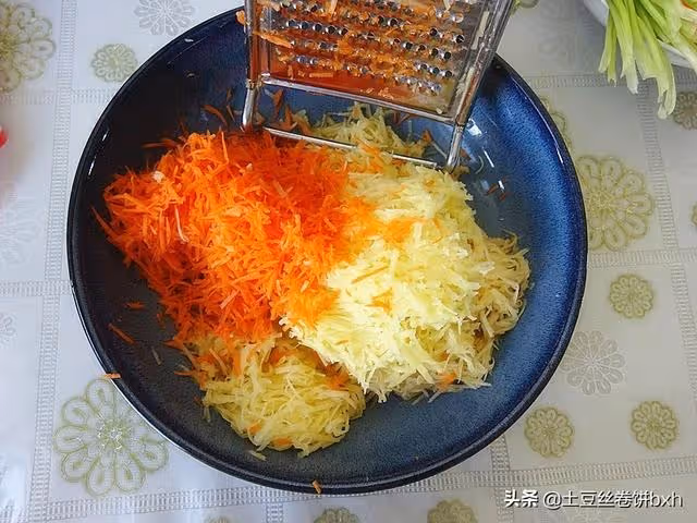 晚餐沒食慾,隨手就做了它,沒想到自己就吃了一大盤,太香了!