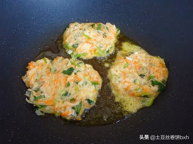 晚餐沒食慾,隨手就做了它,沒想到自己就吃了一大盤,太香了!