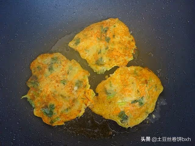 晚餐沒食慾,隨手就做了它,沒想到自己就吃了一大盤,太香了!