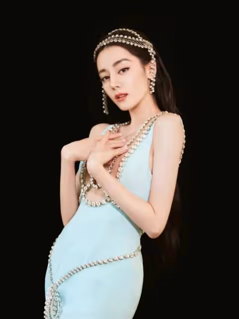 迪麗熱巴芭莎派對總捂領口缺乏安全感,網友:太能裝了!
