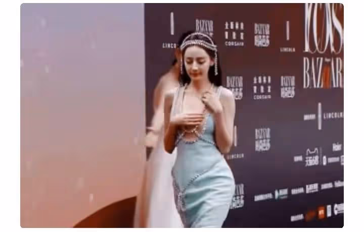 迪麗熱巴芭莎派對總捂領口缺乏安全感,網友:太能裝了!