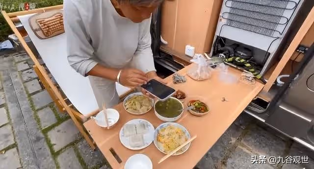 70歲阿姨,旅行16年花70萬,三個兒女斷絕來往,把百萬房產送侄子