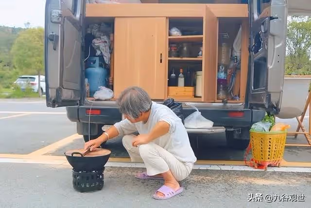 70歲阿姨，旅行16年花70萬，三個兒女斷絕來往，把百萬房產送侄子