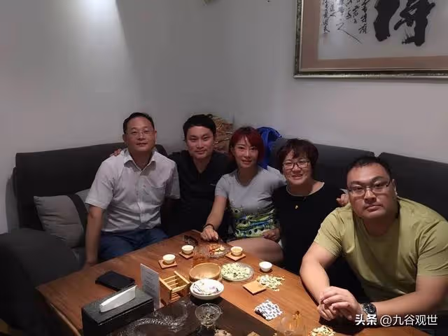 大學同學請客吃飯,一頓飯花一萬七,結帳卻看向我,我默默的付錢