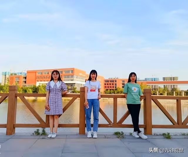 大學同學請客吃飯,一頓飯花一萬七,結帳卻看向我,我默默的付錢