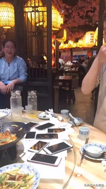 大學同學請客吃飯,一頓飯花一萬七,結帳卻看向我,我默默的付錢