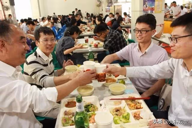 大學同學請客吃飯，一頓飯花一萬七，結帳卻看向我，我默默的付錢