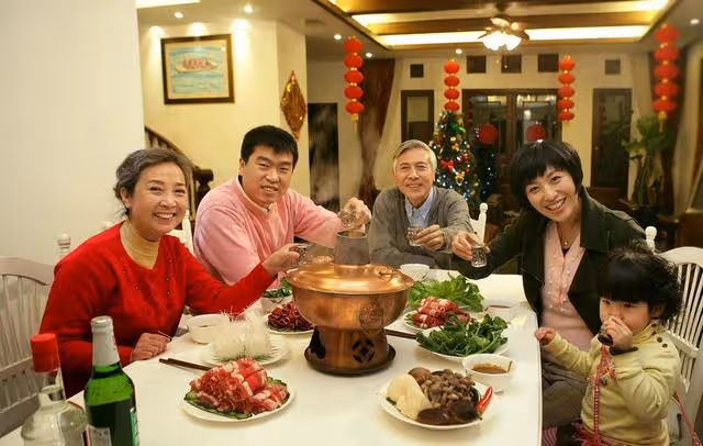 孫子過生日,我提著蛋糕上門慶祝,兒子謊稱在出差,事後我懂了