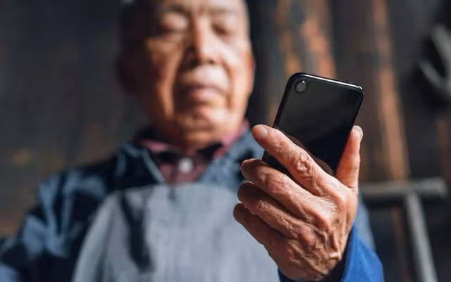 孫子過生日,我提著蛋糕上門慶祝,兒子謊稱在出差,事後我懂了