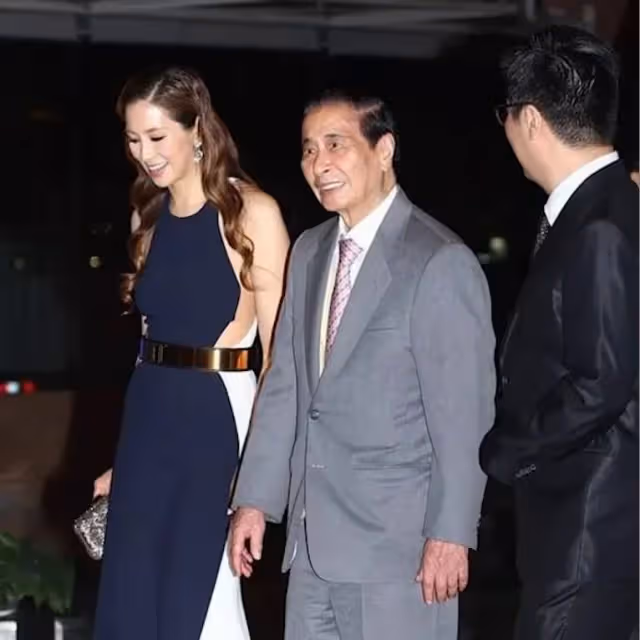 同樣跟公公出席活動,霍震霆讓郭晶晶C位,千億兒媳徐子淇靠邊站
