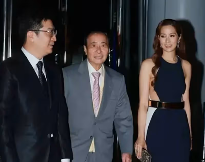 同樣跟公公出席活動,霍震霆讓郭晶晶C位,千億兒媳徐子淇靠邊站