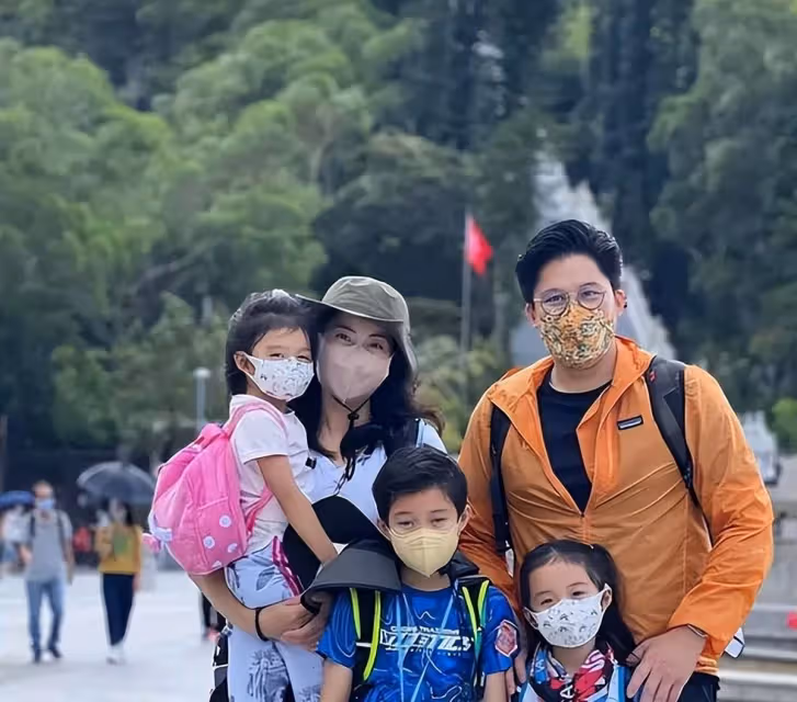 同樣跟公公出席活動,霍震霆讓郭晶晶C位,千億兒媳徐子淇靠邊站