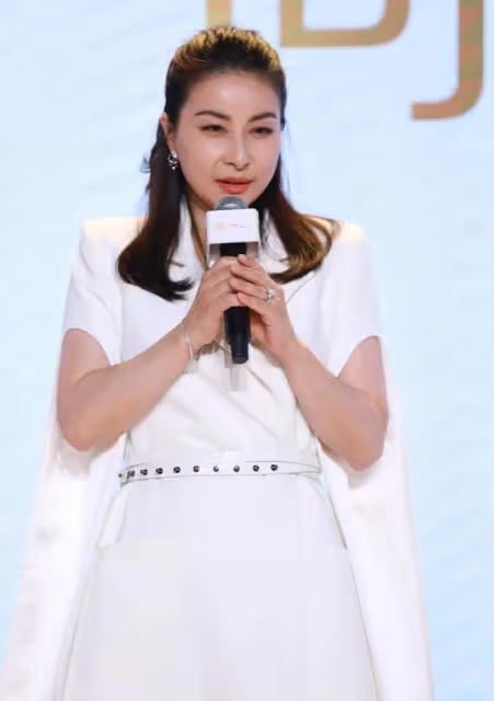 同樣跟公公出席活動,霍震霆讓郭晶晶C位,千億兒媳徐子淇靠邊站