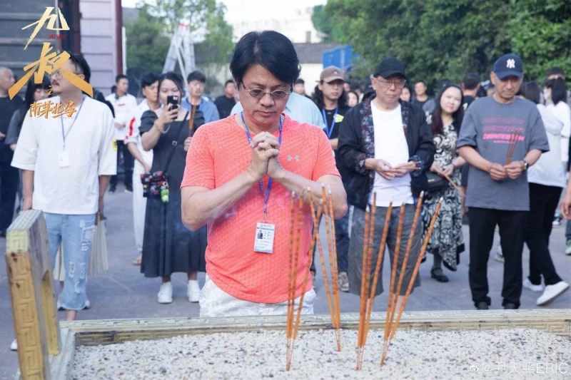 收入一度歸零，60歲資深男星「為照顧血癌妻」淡出演藝圈12年　今復出「凍齡現況曝光」網驚：完全沒變