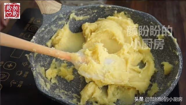 古早綠豆酥,外皮酥脆,內餡軟綿香甜,做法也很簡單!