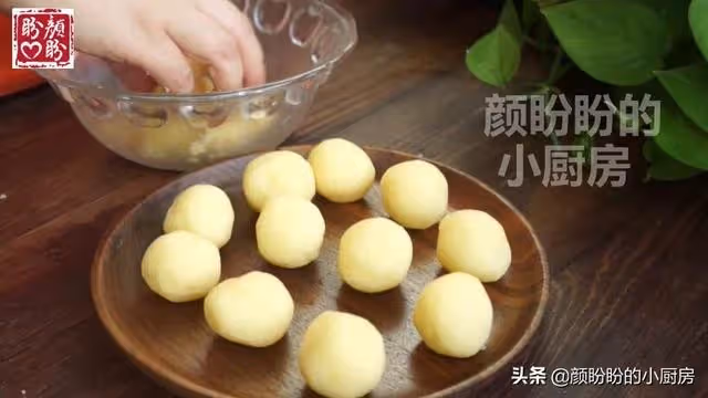 古早綠豆酥,外皮酥脆,內餡軟綿香甜,做法也很簡單!