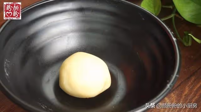 古早綠豆酥,外皮酥脆,內餡軟綿香甜,做法也很簡單!