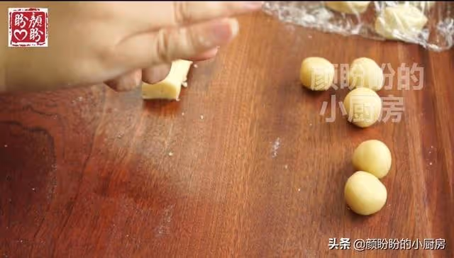古早綠豆酥,外皮酥脆,內餡軟綿香甜,做法也很簡單!