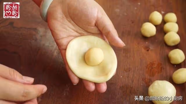 古早綠豆酥,外皮酥脆,內餡軟綿香甜,做法也很簡單!