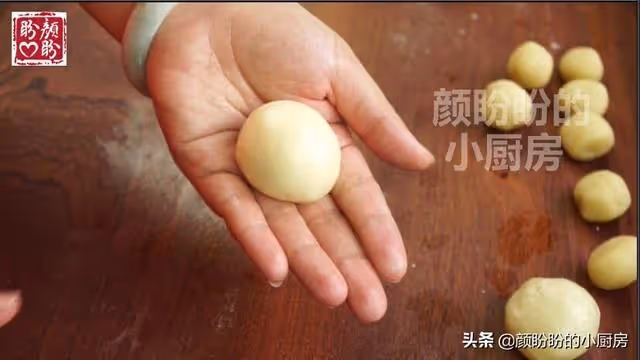 古早綠豆酥,外皮酥脆,內餡軟綿香甜,做法也很簡單!